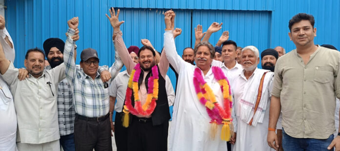 Senior Cong leaders Raman Bhalla and Ch. Gharu Ram during party meeting in RS Pura. Senior Cong leaders Raman Bhalla and Ch. Gharu Ram during party meeting in RS Pura.
