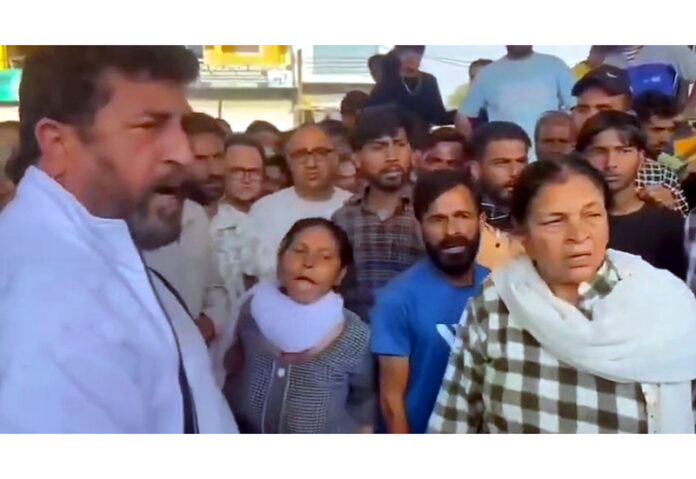 Vendors protesting at Hiranagar on Tuesday.