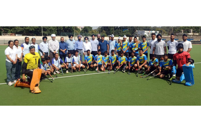 Hockey teams posing along with dignitaries.