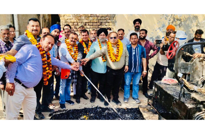 MLA Bahu, Ch. Vikram Randhawa starting road blacktopping work in Digiana. MLA Bahu, Ch. Vikram Randhawa starting road blacktopping work in Digiana.