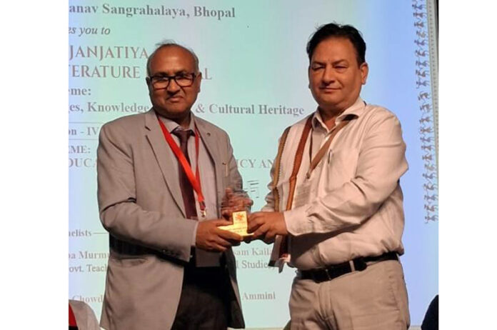 Dr Javaid Rahi being felicitated at New Delhi .