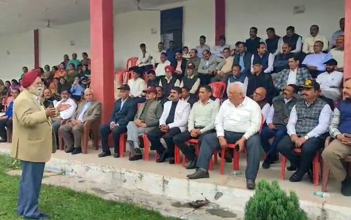 S Lakhbir Singh Sohal interacting with 4 JAK LI veterans in Akhnoor on Tuesday.