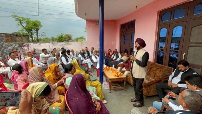 J&K Jatt Sabha president, Manjit Singh addressing community meeting at Kattal Gujran in Hiranagar area of Kathua.