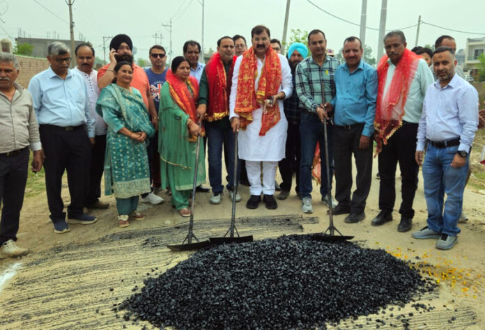 MLA Jammu West, Arvind Gupta kick starting blacktopping work in Ward No 32