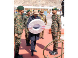 LG Vinai Kumar Saxena laying a wreath at the war memorial in Leh.