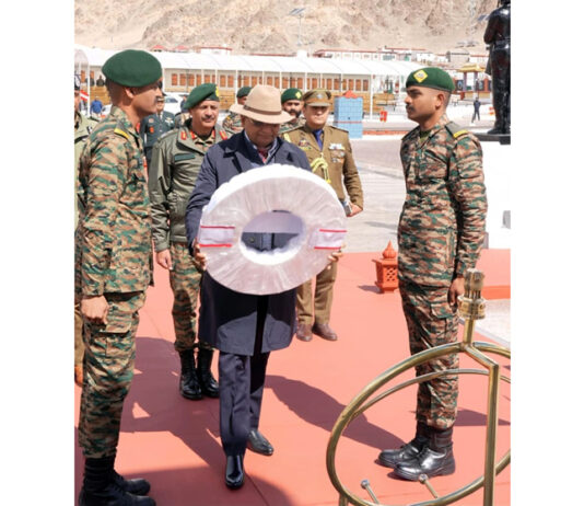 LG Vinai Kumar Saxena laying a wreath at the war memorial in Leh.