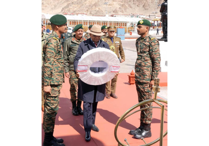 LG Vinai Kumar Saxena laying a wreath at the war memorial in Leh.