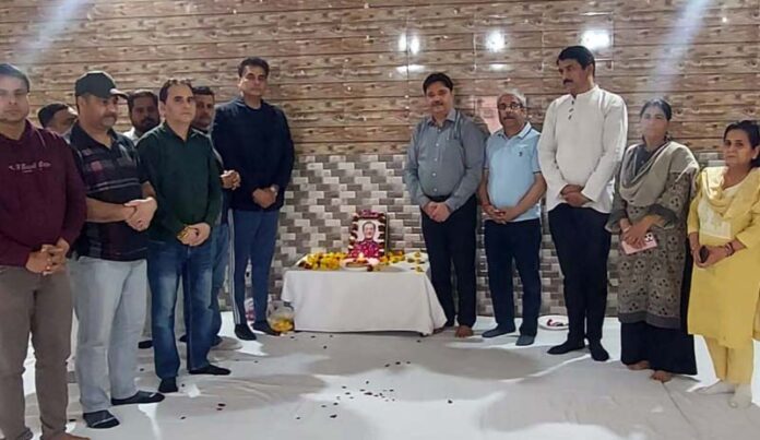 Theatre lovers and friends paying tribute to Dhanesh Dogra at Jammu on Sunday. Theatre lovers and friends paying tribute to Dhanesh Dogra at Jammu on Sunday.