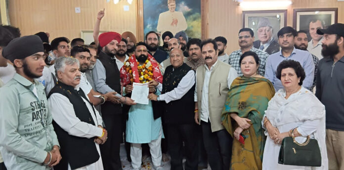 NC Provincial president Rattan Lal Gupta along with YNC leaders and workers at Jammu.