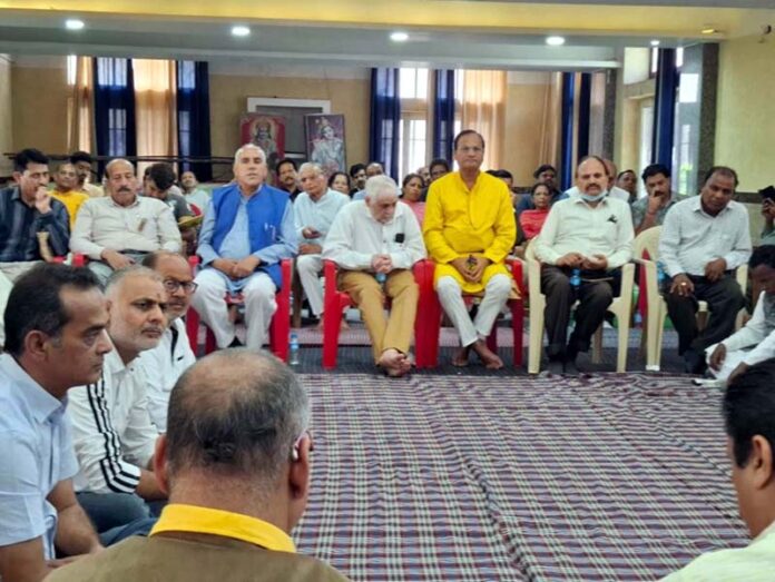 Master Chuni Lal Arya posing along with other members of Arya Pratinidhi Sabha in Jammu.