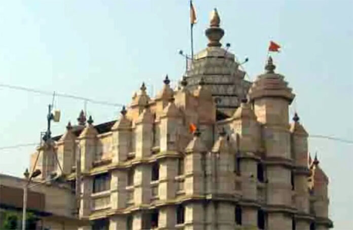Maha: Shree Siddhivinayak Ganpati Temple employee arrested for stealing from donation box Maha: Shree Siddhivinayak Ganpati Temple employee arrested for stealing from donation box