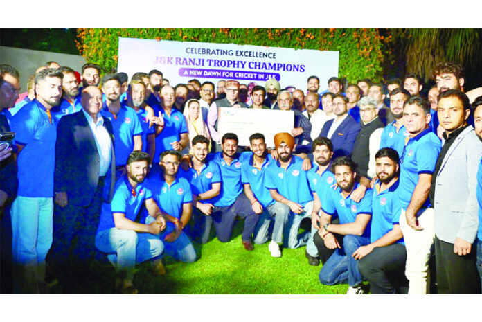 CM Omar Abdullah presenting cheque to J&K Ranji Trophy team.