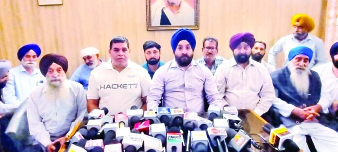 AJKTWA Chairman Karan Singh Wazir addressing press conference in Jammu. -Excelsior/Rakesh
