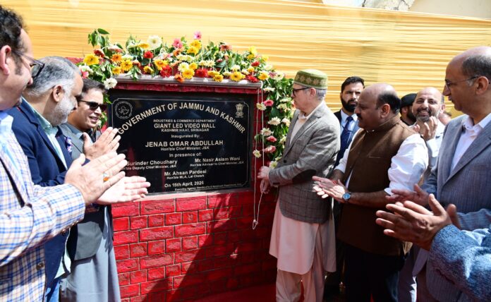 CM Omar Abdullah inaugurates ‘Know Your Artisan’ under Soulful Kashmir initiative at Kashmir Haat-15