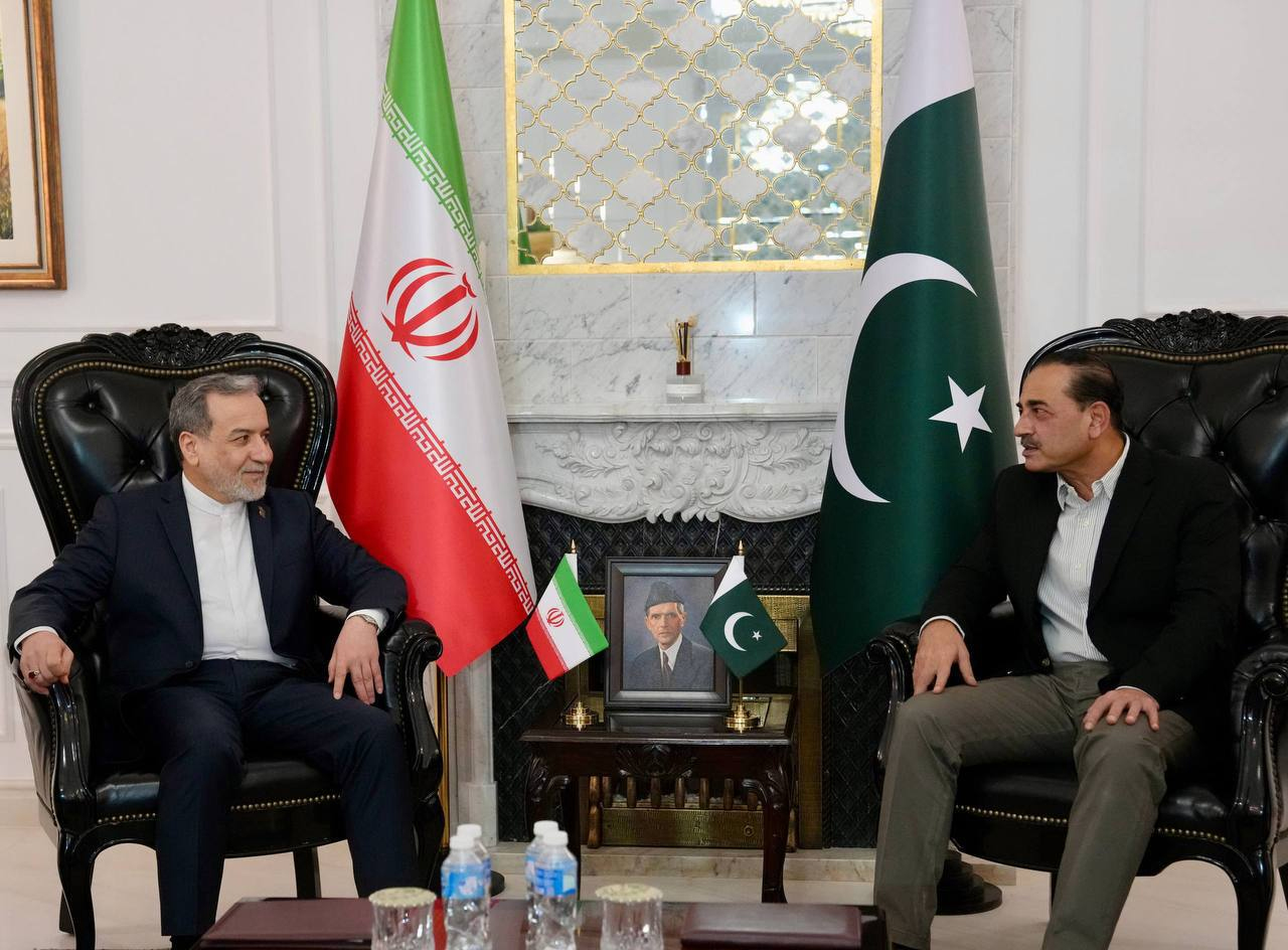 Iran’s Foreign Minister Araghchi Meets Pakistan Army Chief Munir