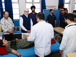 CM Omar Abdullah inquiring condition of an injured in GMC Udhampur on Wednesday.