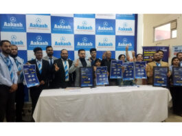 Vikas Phutela, deputy Regional Director, AESL, posing along with the students in Udhampur.