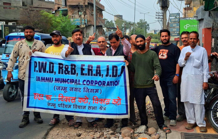 MSJK activists staging protest demonstration in Jammu on Sunday. MSJK activists staging protest demonstration in Jammu on Sunday.