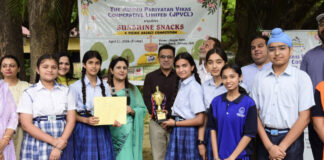 Dignitaries presenting trophy to students of Jammu Sanskriti School.