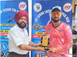 Dignitary presenting player of the match award.