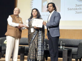 Meena Kumari, coordinator, middle wing receiving award at New Delhi.