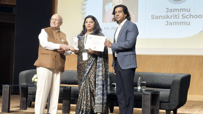 Meena Kumari, coordinator, middle wing receiving award at New Delhi.
