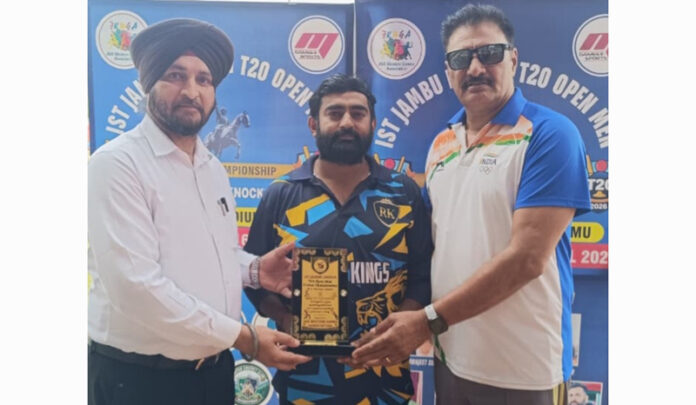 Dignitaries presenting player of the match award.