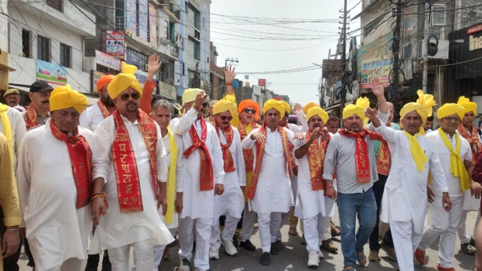 An impressive Shoba Yatra being taken out in Kathua on the occasion of Parshuram Jayanti on Sunday. -Excelsior/Nishant