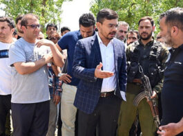 Dy Commissioner Kulgam, Shahzad Alam interacting with people at Lassipora.