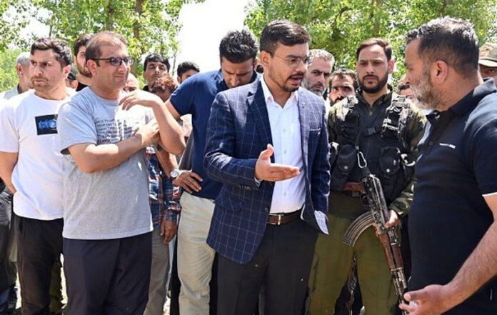 Dy Commissioner Kulgam, Shahzad Alam interacting with people at Lassipora.