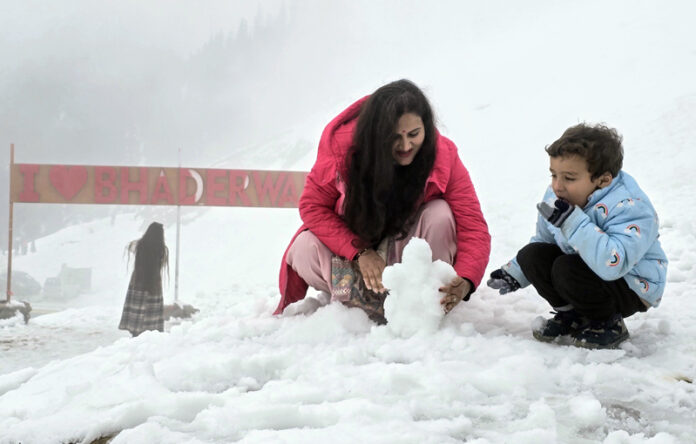 Tourists enjoying snowfall at Guldanda in Bhaderwah on Sunday. -Excelsior/Tilak Raj Tourists enjoying snowfall at Guldanda in Bhaderwah on Sunday. -Excelsior/Tilak Raj