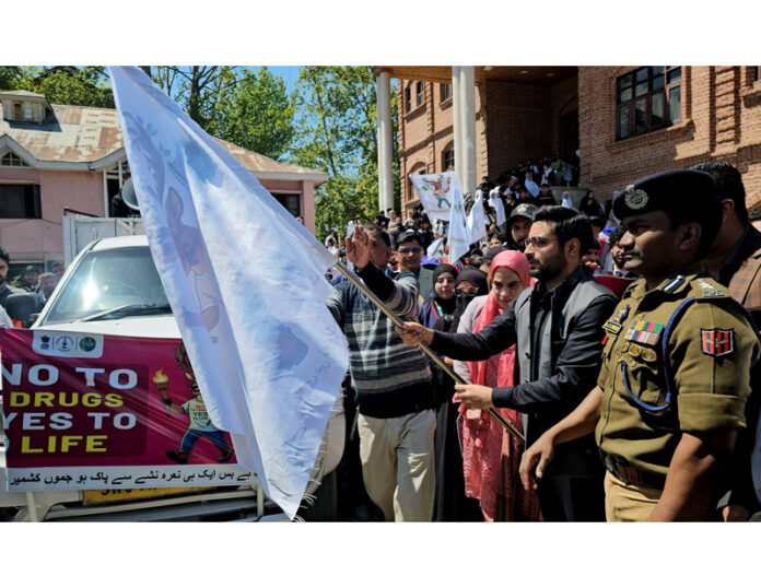 DC and SSP Srinagar launching Nasha Mukht J&K campaign at Amar Singh College on Monday. -Excelsior/Shakeel
