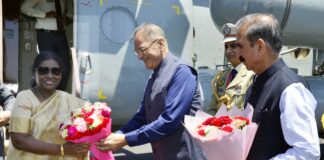 Governor Kavinder Gupta receiving Prez Droupadi Murmu in Shimla