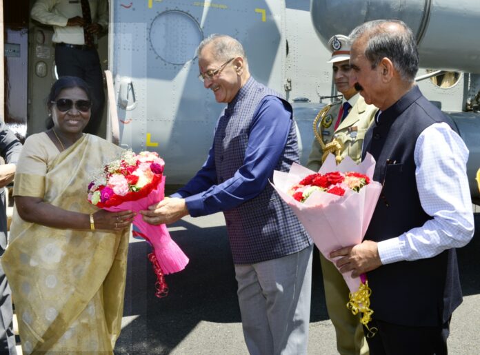 Governor Kavinder Gupta receiving Prez Droupadi Murmu in Shimla