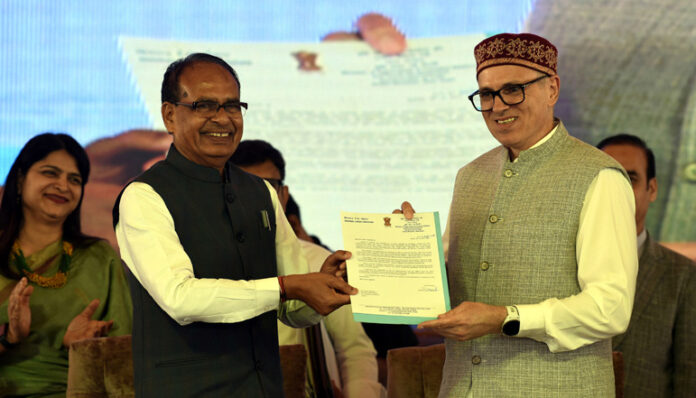 Union Minister Shivraj Singh Chouhan and Chief Minister Omar Abdullah launch PMGSY-IV (Batch-II) at SKICC in Srinagar. -Excelsior/Shakeel