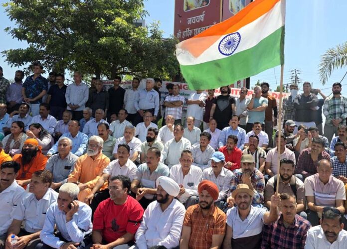 Displaced persons from PoJK, settled in Jammu and Samba districts, staging protest in Jammu on Wednesday. -Excelsior/Rakesh