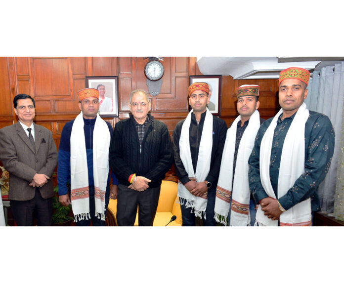 Governor Kavinder Gupta posing along with various guests in Shimla.
