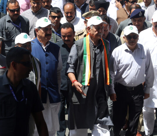 LG Manoj Sinha at the padyatra for drug-free J&K, in Jammu on Saturday. -Excelsior/Rakesh