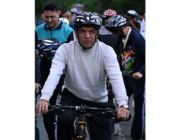 Union Minister for Youth Affairs and Sports, Mansukh Mandaviya participate in Fit India Sundays on Cycle on banks of Dal lake early morning in Srinagar. -Excelsior/Shakeel
