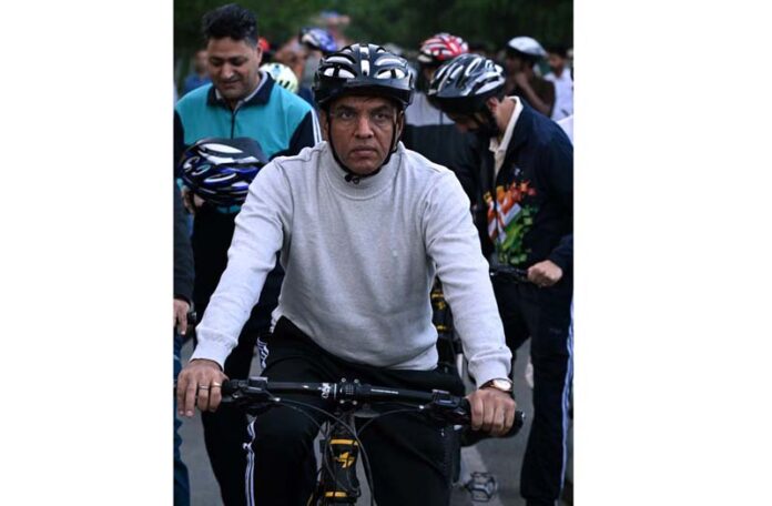 Union Minister for Youth Affairs and Sports, Mansukh Mandaviya participate in Fit India Sundays on Cycle on banks of Dal lake early morning in Srinagar. -Excelsior/Shakeel