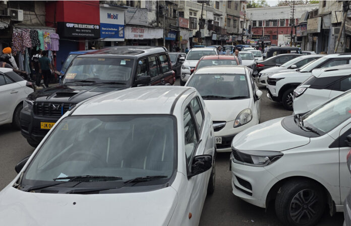 Traffic gridlock in Parade area of Jammu city—another day, same story. - Excelsior/Rakesh Traffic gridlock in Parade area of Jammu city—another day, same story. - Excelsior/Rakesh