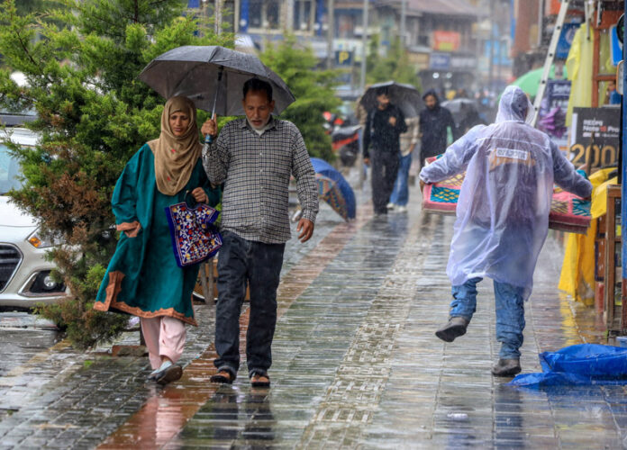 Intermittent showers drench Srinagar on Friday. — Excelsior/Shakeel