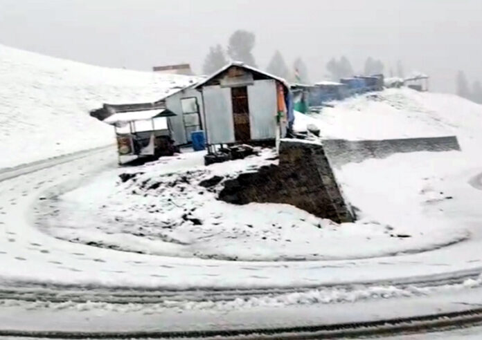 A view of fresh snowfall in Guldanda area of Bhaderwah on Saturday. -Excelsior/Tilak Raj