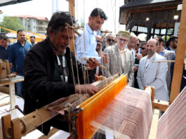 CM Omar Abdullah inspects ‘Know Your Artisan’ initiative at Kashmir Haat in Srinagar on Wednesday. -Excelsior/Shakeel