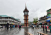 Lal Chowk Srinagar witnesses drizzle on Wednesday. —Excelsior/Shakeel