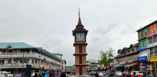 Lal Chowk Srinagar witnesses drizzle on Wednesday. —Excelsior/Shakeel