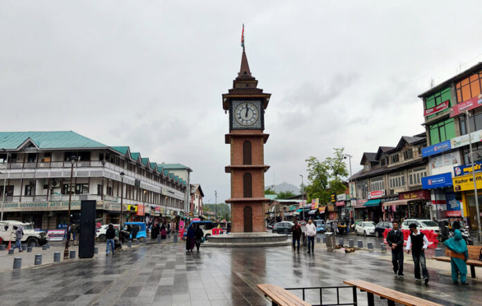 Lal Chowk Srinagar witnesses drizzle on Wednesday. —Excelsior/Shakeel