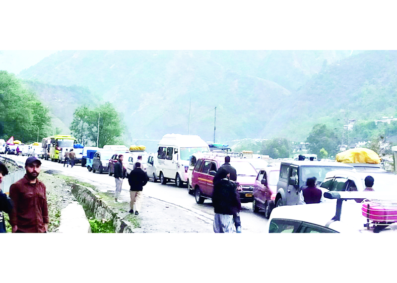 Stranded vehicles on highway near Ramban on Monday. - Excelsior/Parvaiz Mir.