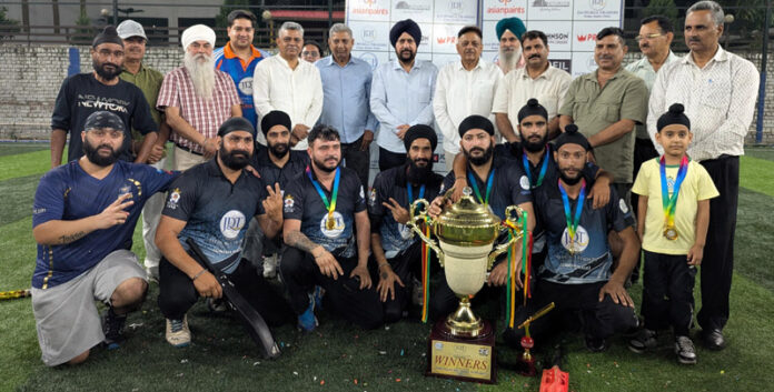 Dignitaries posing along with trophy during closing ceremony.