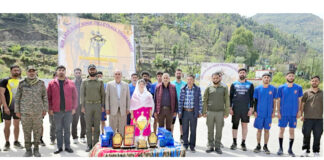 Dignitaries posing along with Volleyball teams during closing ceremony.